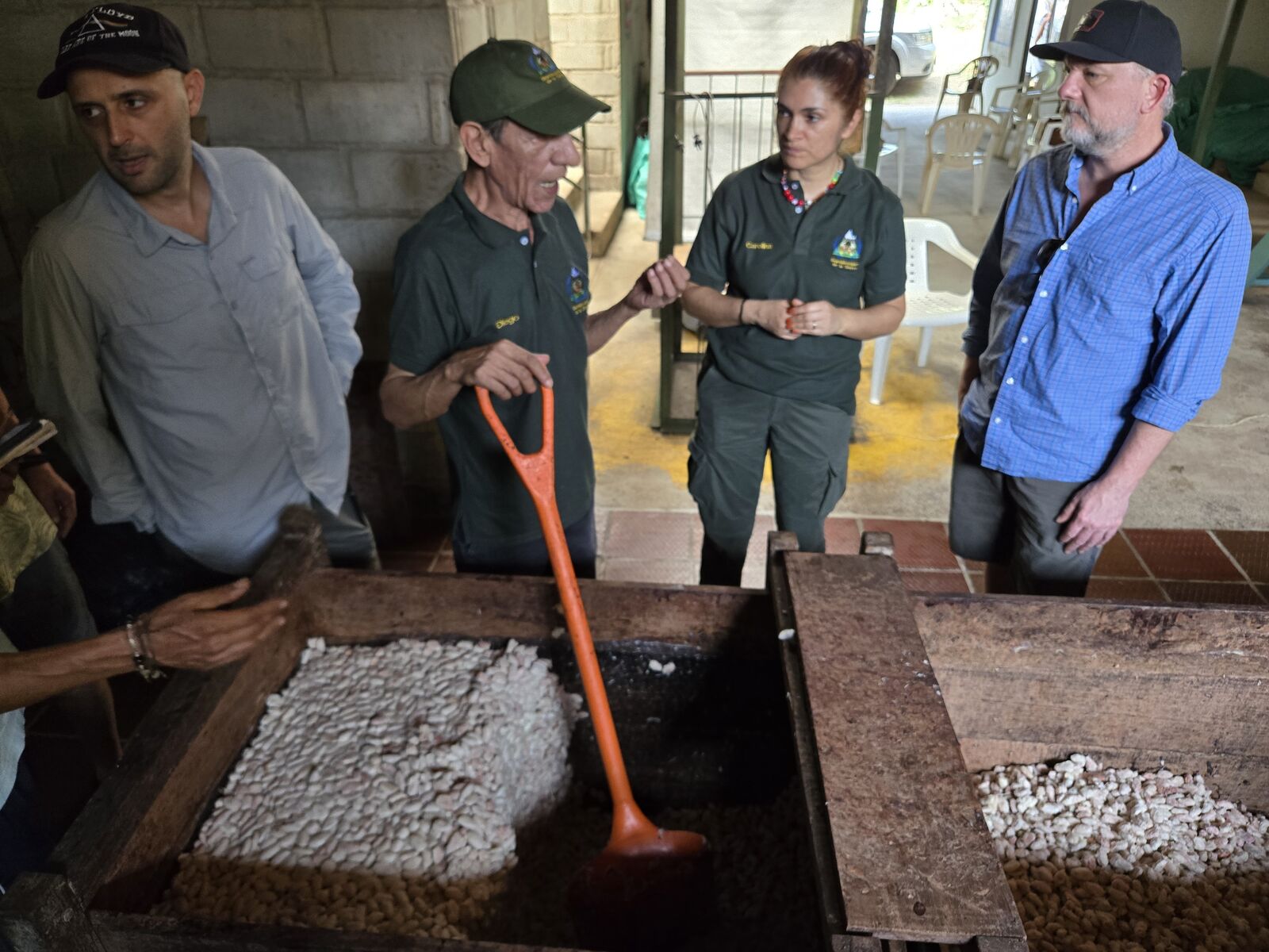 Exploring cacao's journey from bean to bar in Colombia's vibrant heart. Adventure and knowledge unite! 🍫🌿