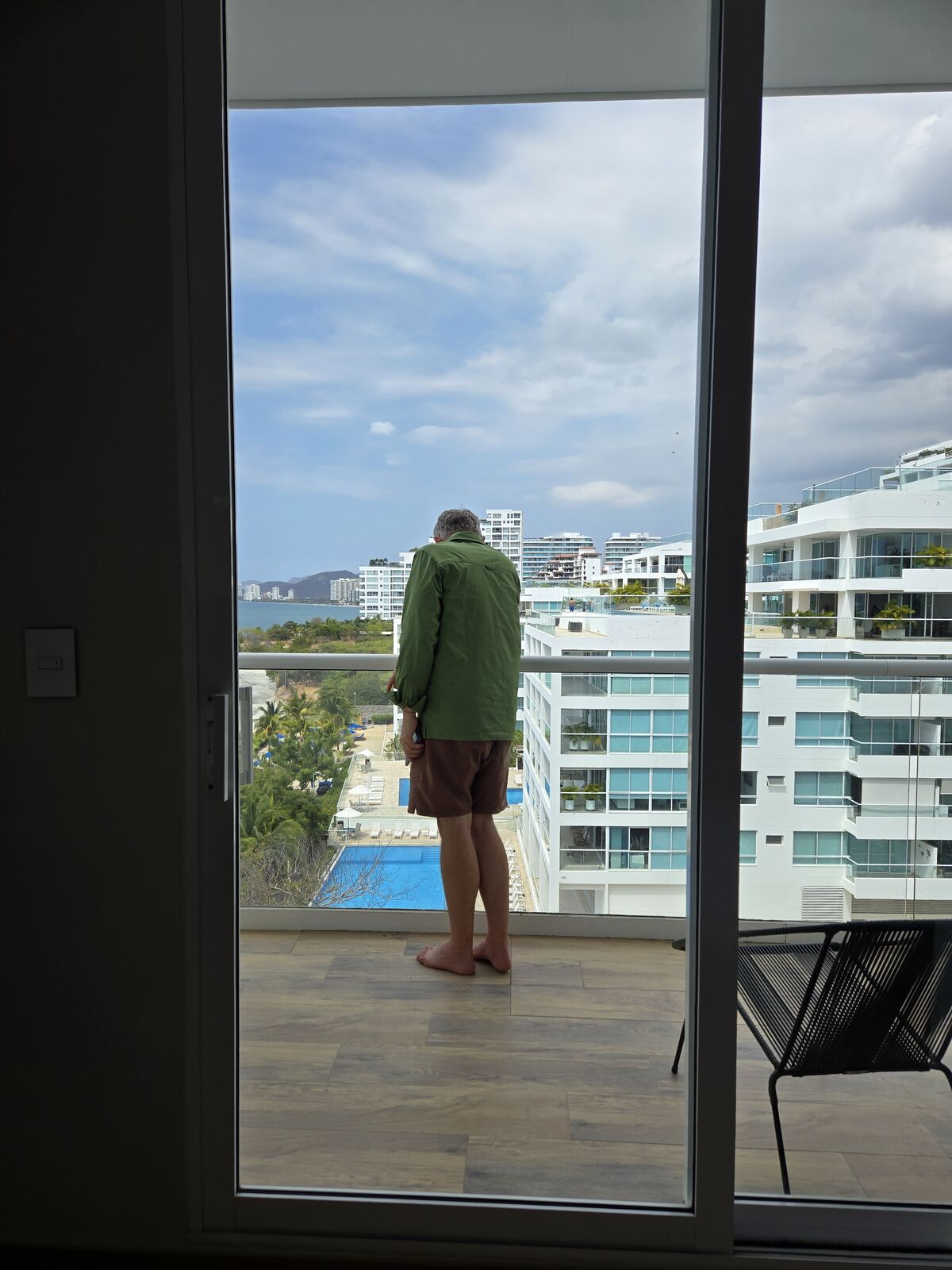 Luxury meets adventure: soaking in Colombia’s vibrant cityscapes from a serene, stylish retreat. 🌿🏙️